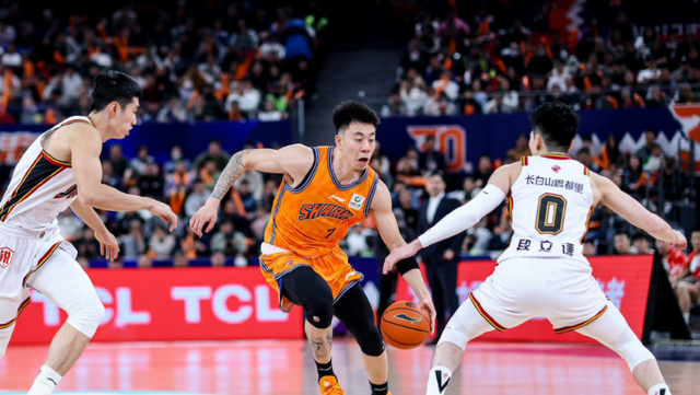 AG体育官方网站-上海男篮VS深圳！卢伟冲击10连胜，张镇麟对位贺希宁，央视直播