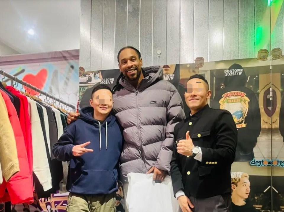 AG体育app下载-买件衣服穿！球迷偶遇广东内线核心 微笑合影 球迷大赞亲和力